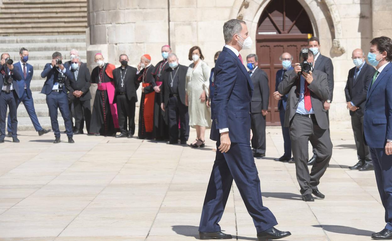 Alfonso Fernández Mañueco recibe al Rey Felipe VI para proceder a la inauguración de la exposición. 