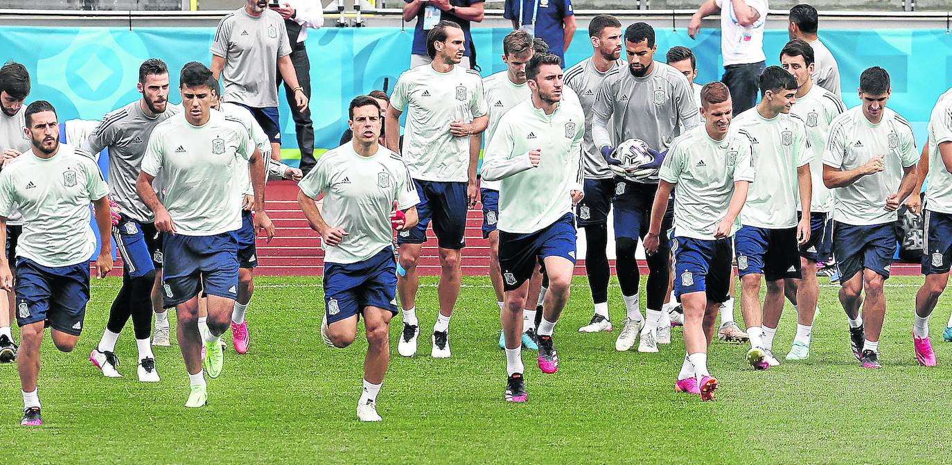 Bloque. La plantilla de España durante su entrenamiento de ayer en San Petersburgo antes del partido de esta tarde.