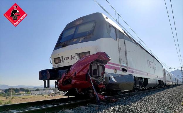 El automóvil ha quedado destruido tras el impacto con el tren 