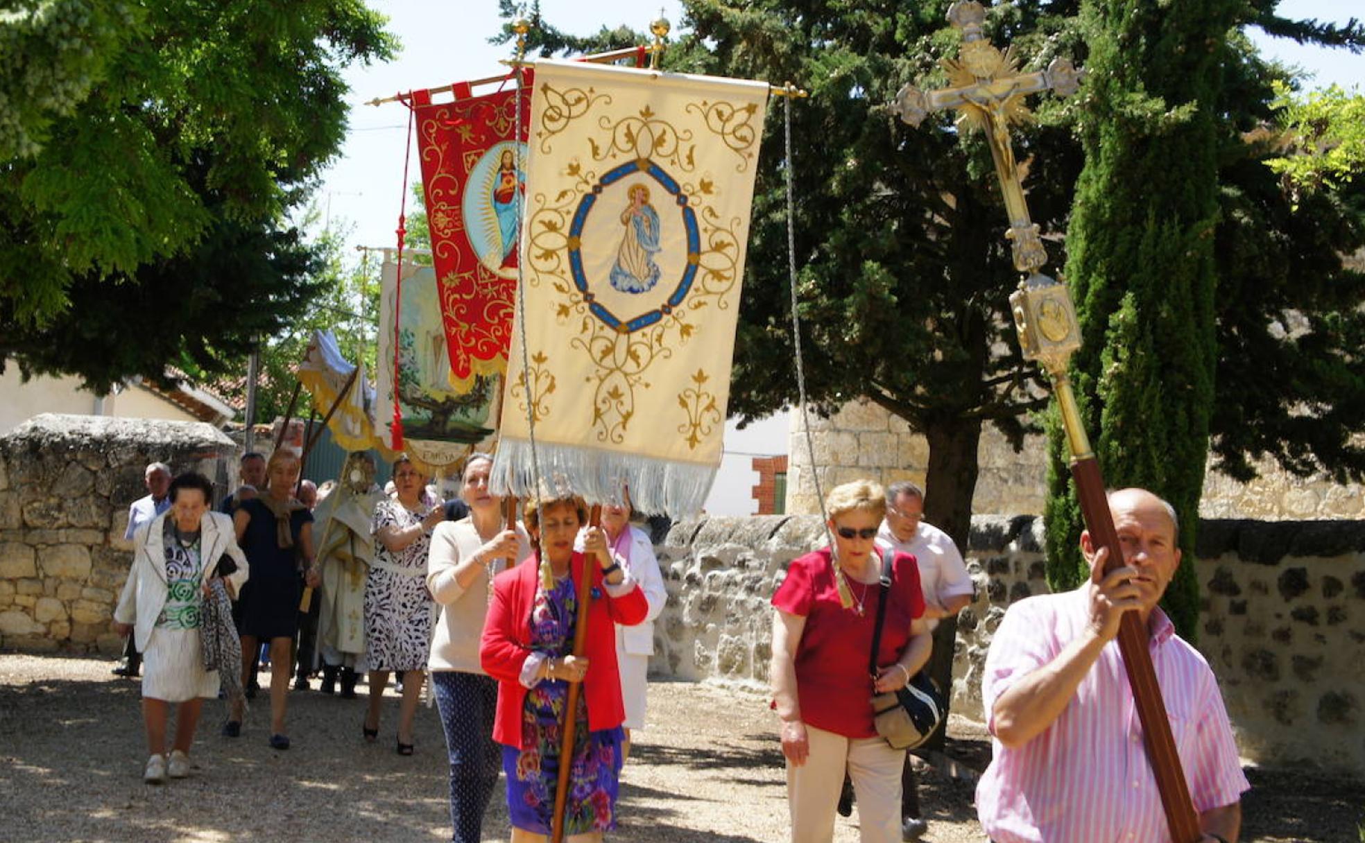 El Santísimo, bajo palio, precedido por los estandartes de las cofradías de San Cebrián de Mazote.