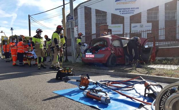 Heridos cuatro jóvenes tras la salida de vía de un coche en la calle Topacio de Valladolid