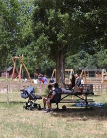 Imagen secundaria 2 - Los burgaleses disfrutaban del día en Fuentes Blancas sin celebración festiva. 