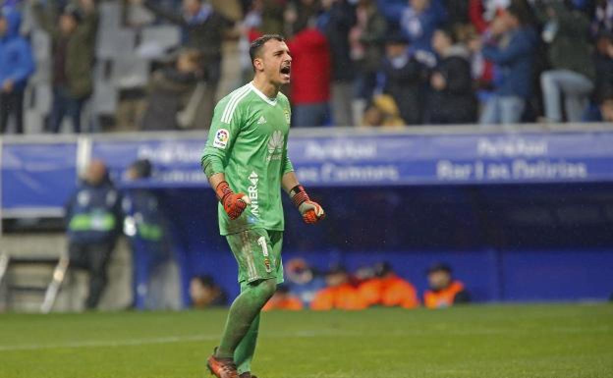 Alfonso Herrero, con la camiseta del Real Oviedo.