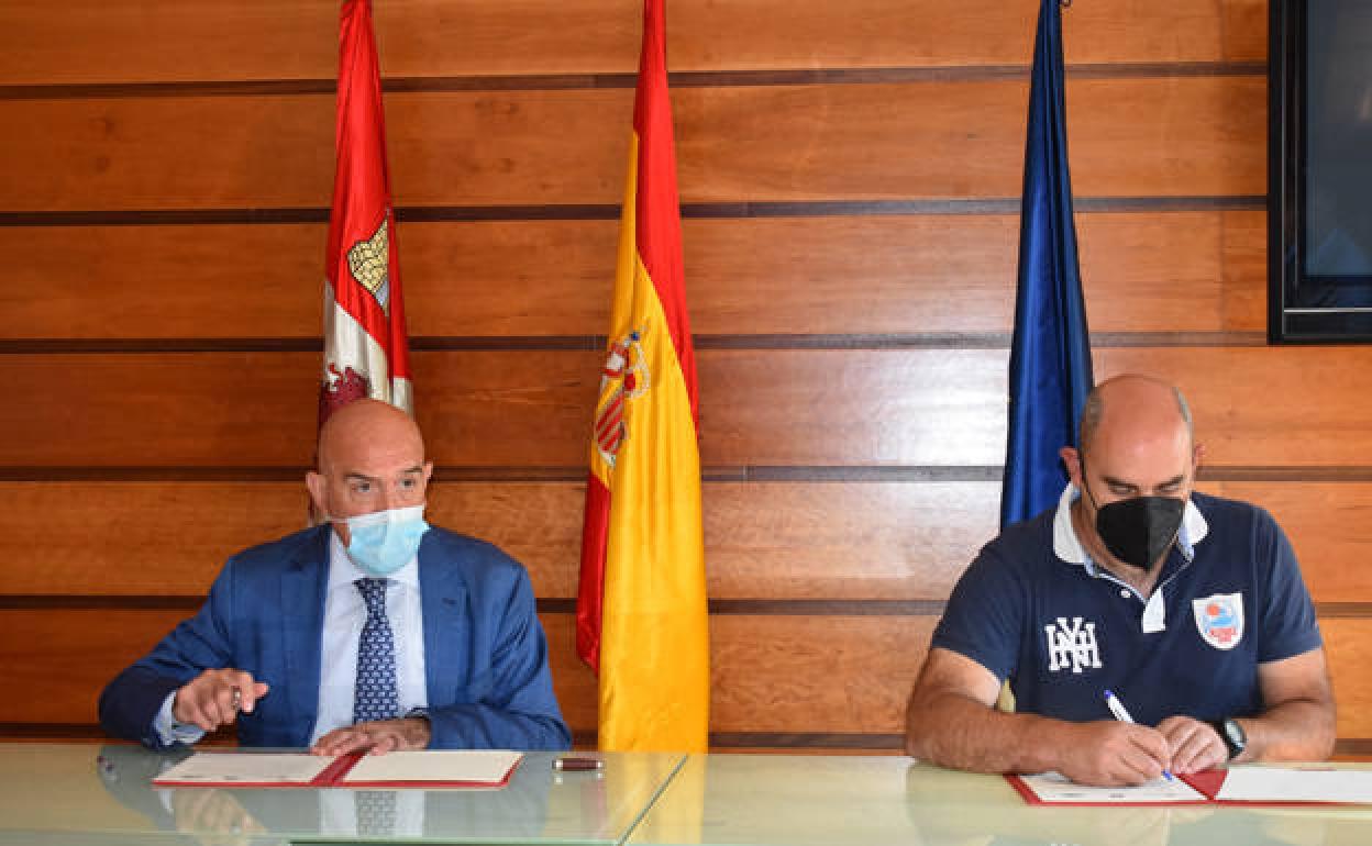 Firma del convenio entre el consejero de Agricultura, Ganadería y Desarrollo Rural, Jesús Julio Carnero (izda.) y Ricardo Mardones, presidente de la Comunidad de Regantes Tumeccillo