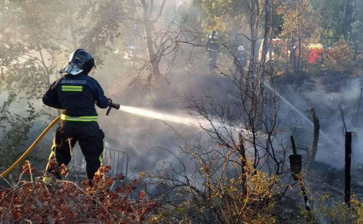 Imagen de archivo de los bomberos de Burgos refrescando una zona calcinada tras un incendio.