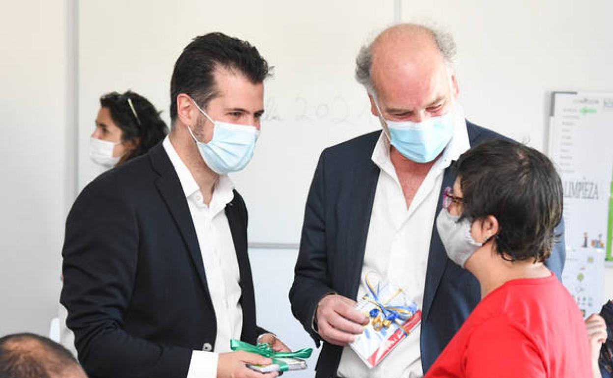 El secretario general del PSOECyL, Luis Tudanca, visita el centro ocupacional de Fuentecaliente, junto a la alcaldesa de Miranda de Ebro, Aitana Hernando, y la secretaria general del PSOE de Burgos, Esther Peña