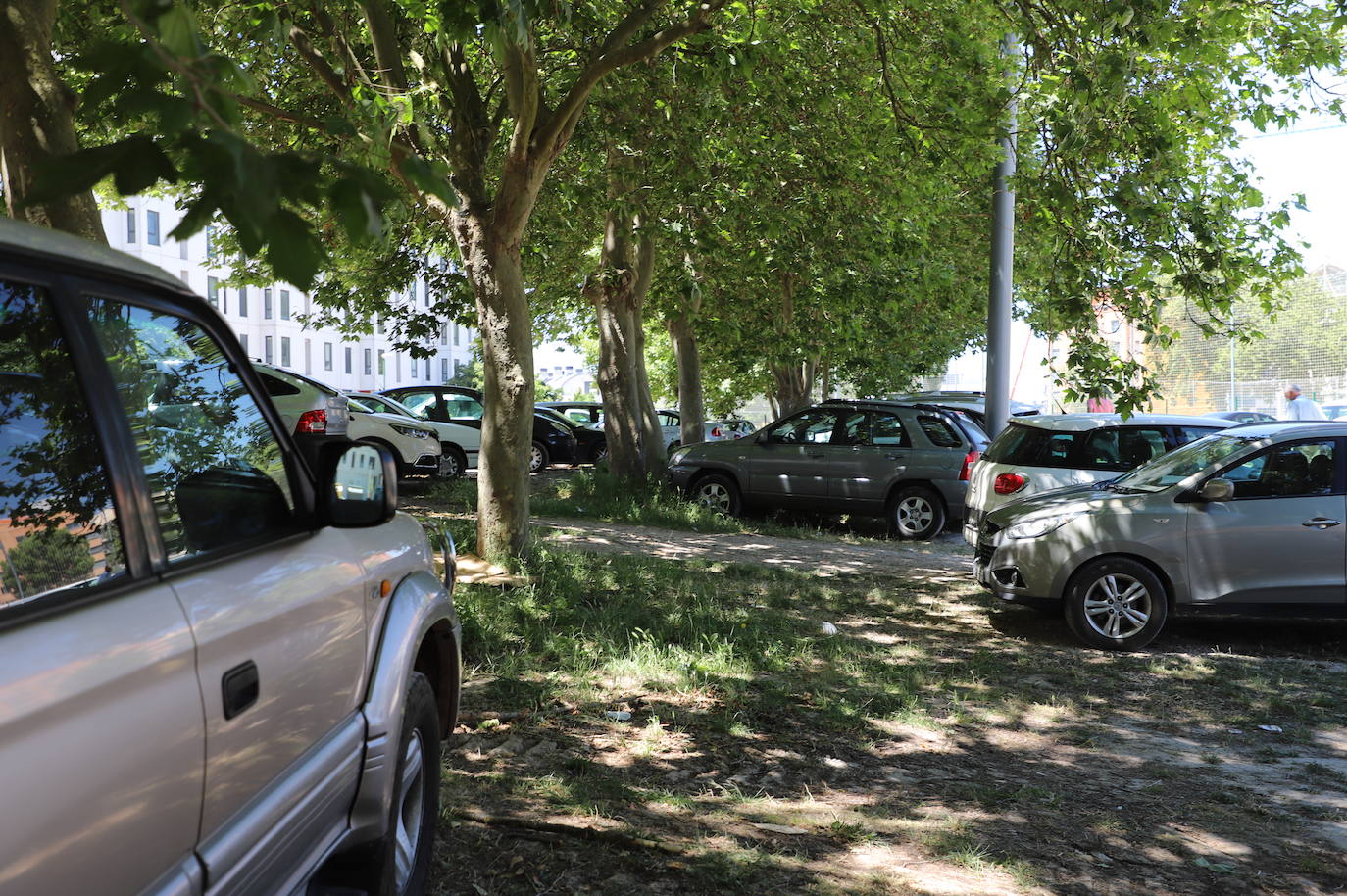 Los aledaños del polideportivo de la UBU se han convertido en un nuevo parking para acudir a la vacunación.