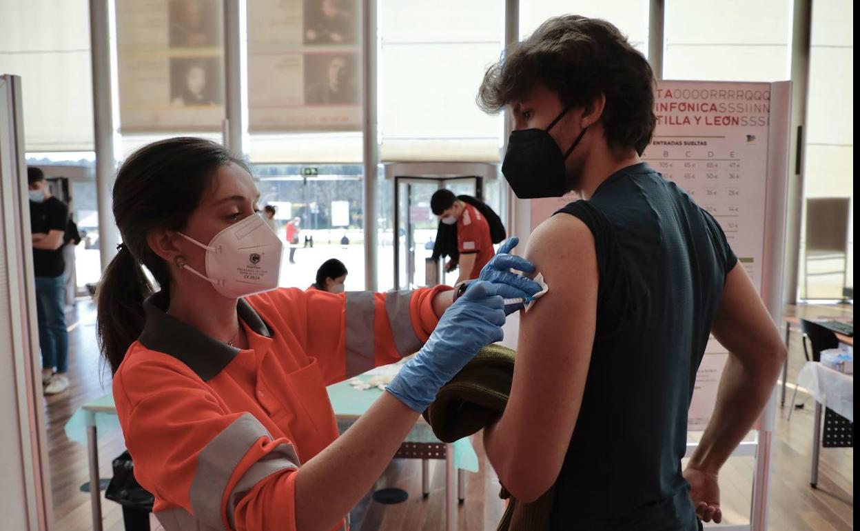 Vacunación masiva a Estudiantes de prácticas sanitarias en el Centro Cultural Miguel Delibes de Valladolid.