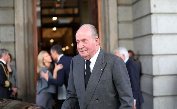 Juan Carlos entra en la capilla ardiente para despedir a Alfredo Pérez Rubalcaba. 