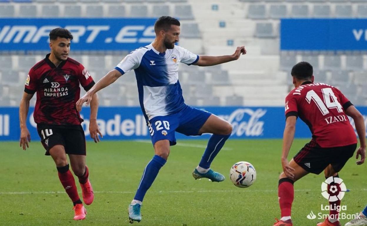 Grego Sierra, controlando un balón en un partido frente al Mirandés. 