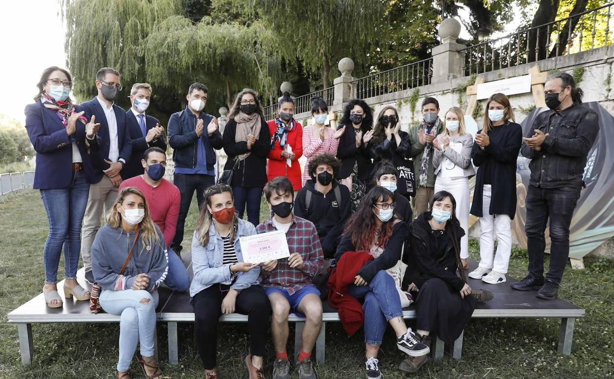 Foto de familia del Certamen de pintura mural 'De puente a puente'.