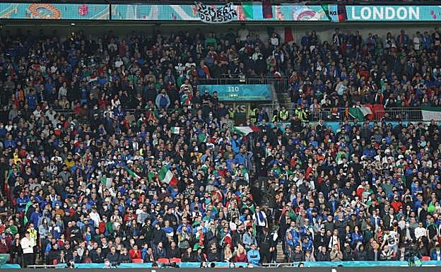 Aficionados italianos presencian la semifinal ante España del martes en Wembley. 