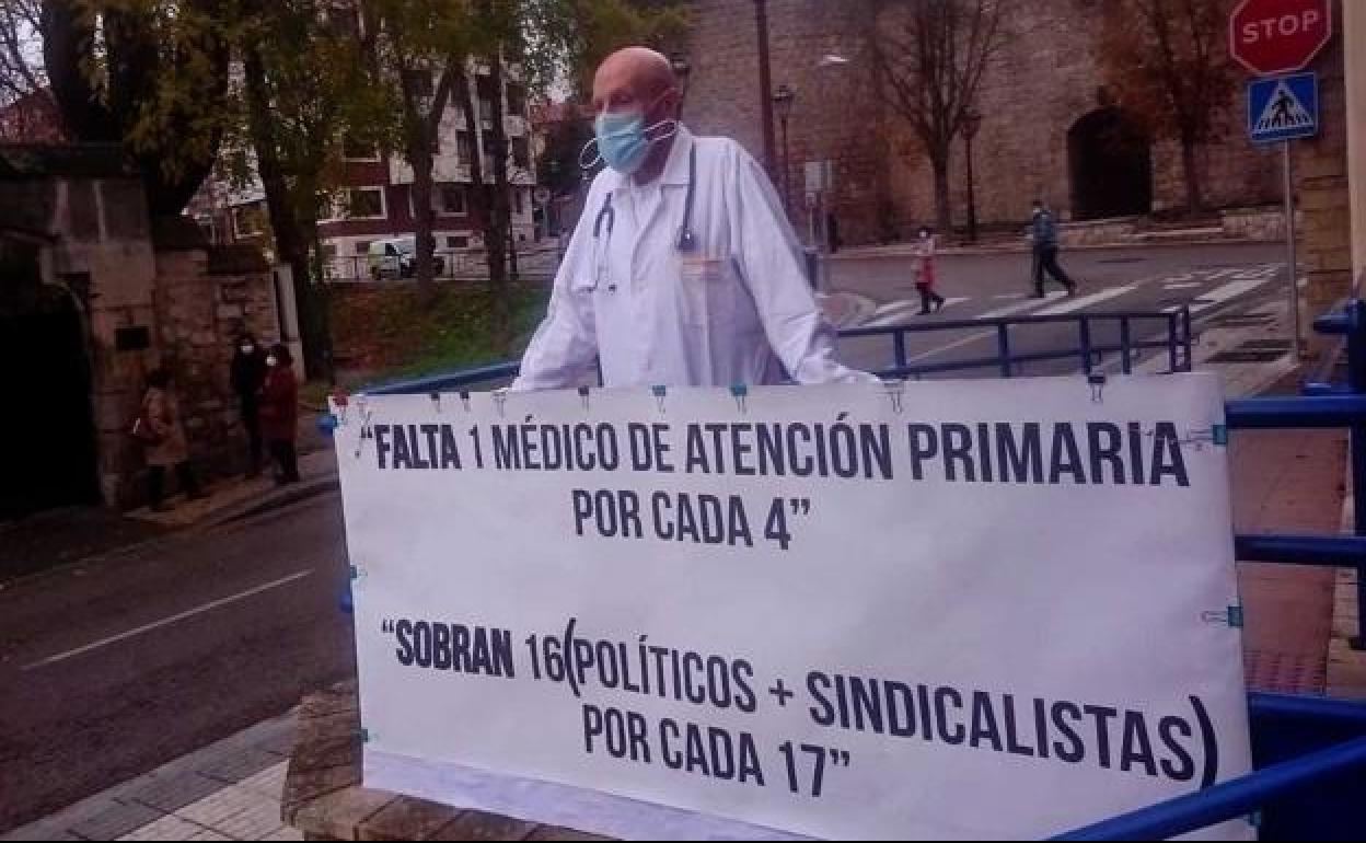 El doctor Jiménez, con su pancarta a las puertas del centro de salud Los Cubos.