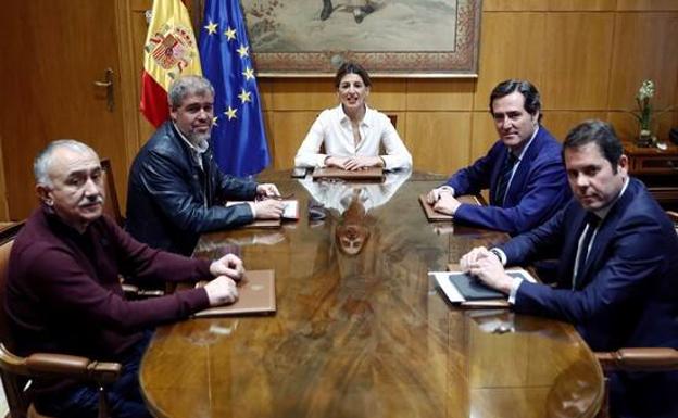 Yolanda Díaz, vicepresidenta del Gobierno, con los representante de patronal y sindicatos. 