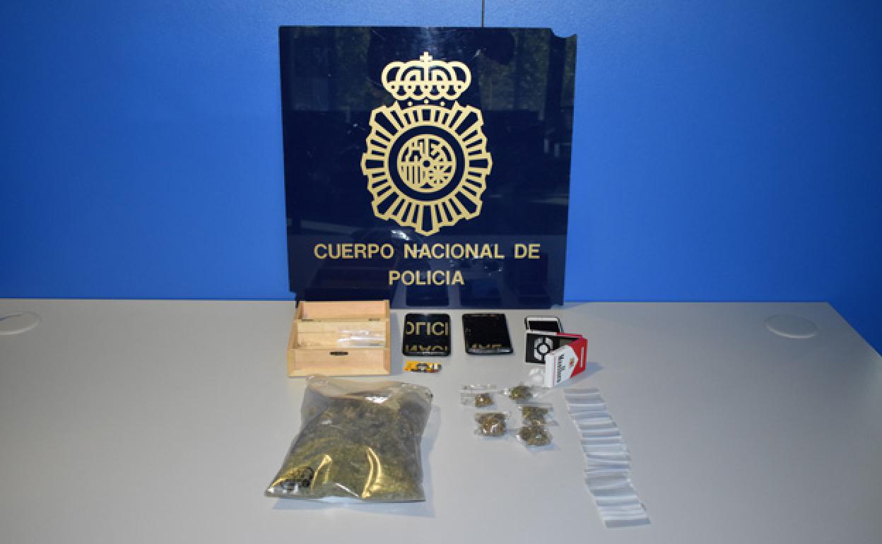 Marihuana aprehendida, junto con la balnza de precisión y bolsas de cierre hermético. 