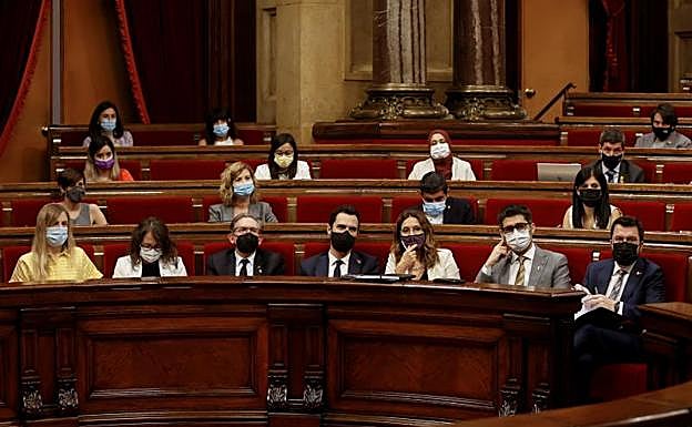 El presidente de la Generalitat, Pere Aragonés (d), junto a varios miembros de su gobierno 
