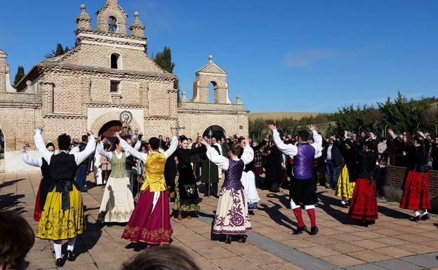 Grupo de Coros y Danzas Villa de La Seca bailando a la Virgen de La Paz.