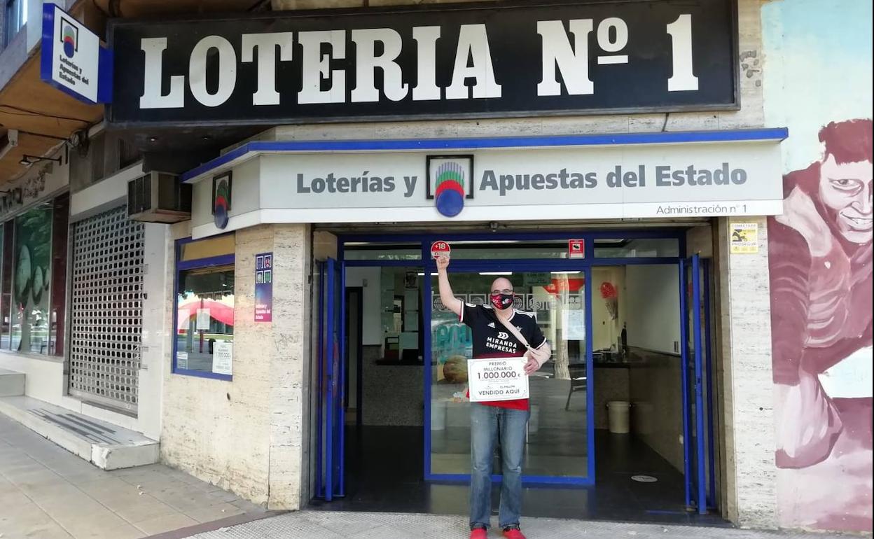 Carlos Roa posa en su Administración de Lotería de Miranda de Ebro tras dar el premio.