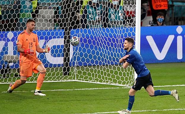 Jorginho celebra el penaltil que transformó ante España y le dio el pase a la final a Italia. 