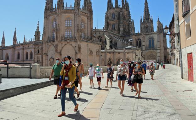 Turistas por la ciudad de Burgos. 