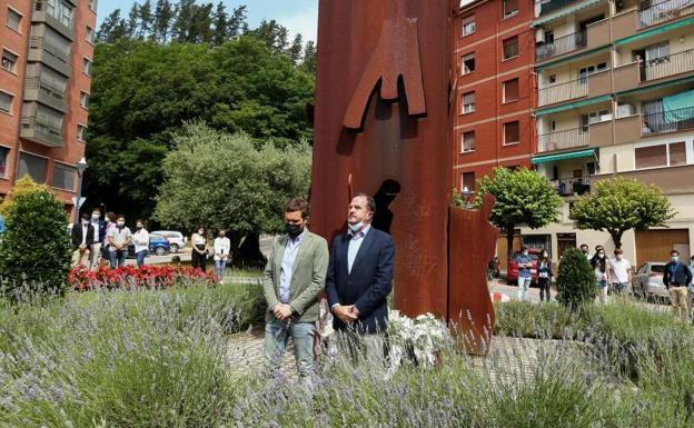 Carlos Iturgaiz y Pablo Casado, durante la ofrenda floral para recordar a Miguel Ángel Blanco. 