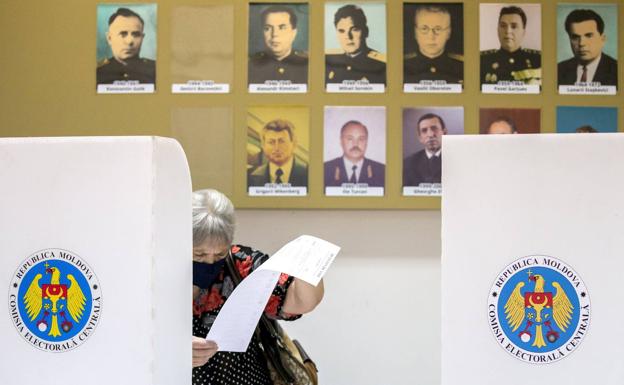 Una mujer consulta las listas de candidatos en una oficina electoral de Chisinau (Moldavia). 