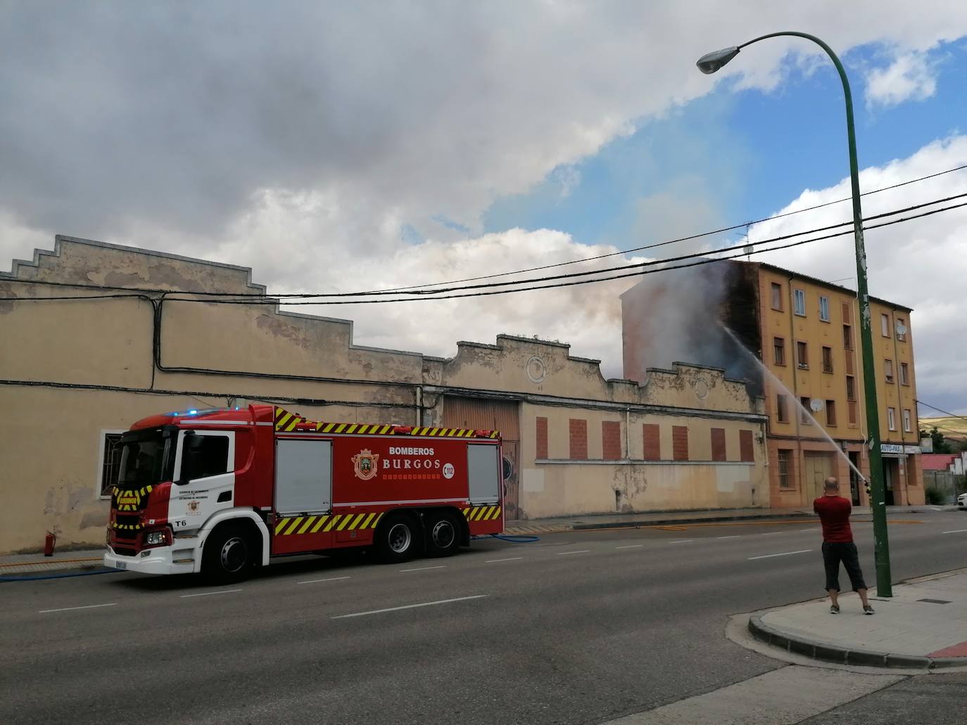 Fotos: El incendio en un solar permite descubrir droga y salvar a varios galgos enjaulados