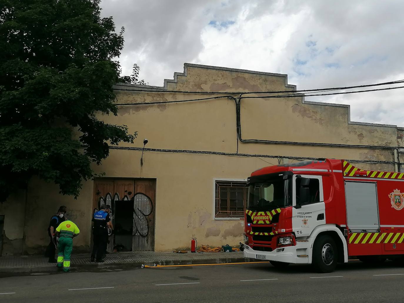 Fotos: El incendio en un solar permite descubrir droga y salvar a varios galgos enjaulados