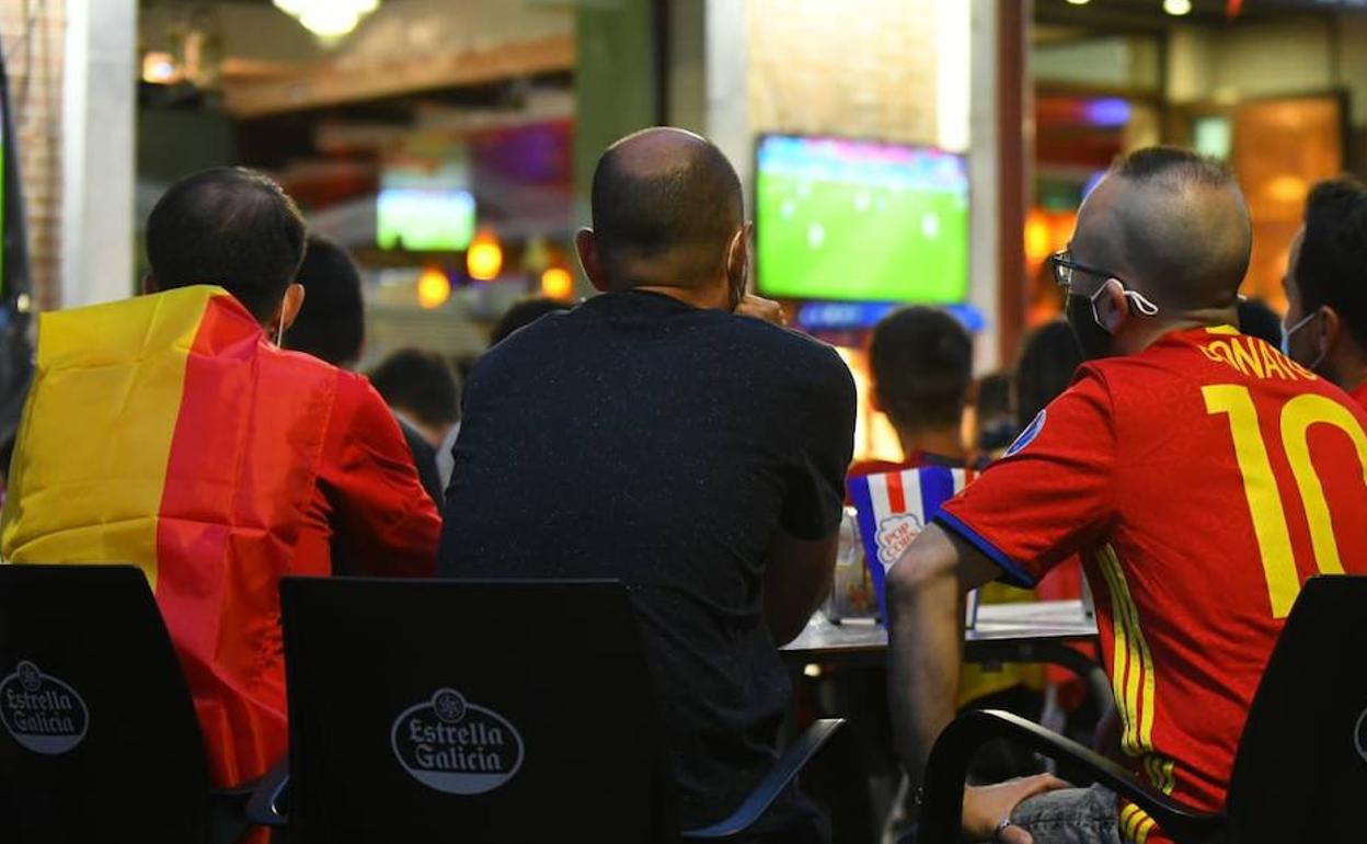 Un grupo de aficionados viendo el partido de semifinales de España el pasado martes.