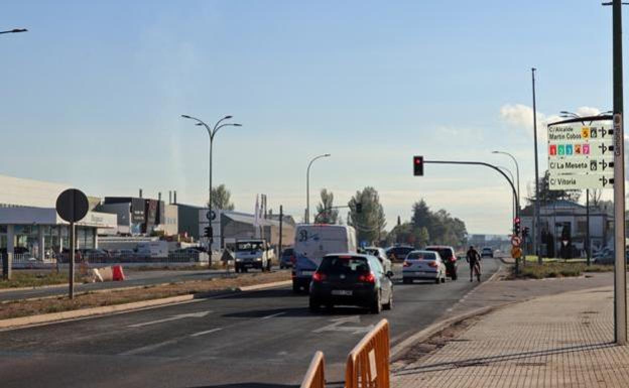 El proyecto incluye una rotonda de conexión entre Martín Cobos, la N-120 y La Ventilla. 