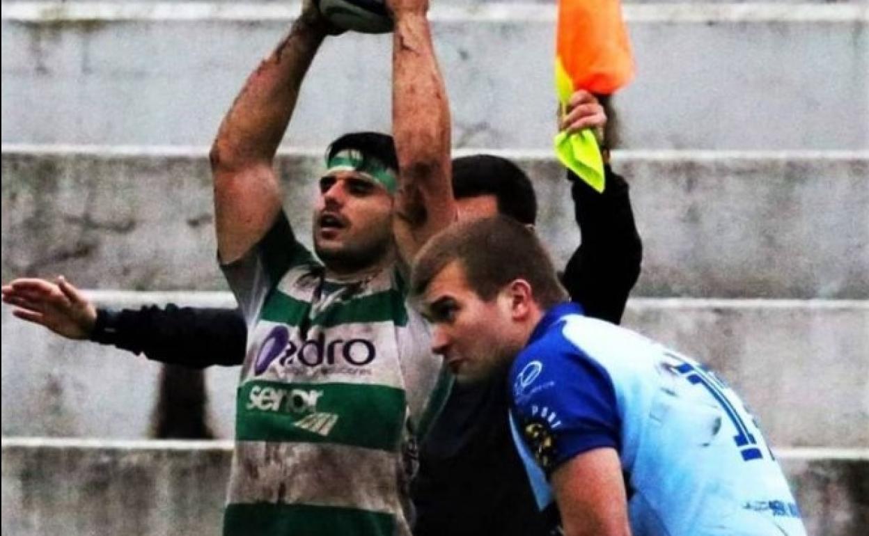 Jordan Argerich, lanzando una touche con el Santander Independiente. 