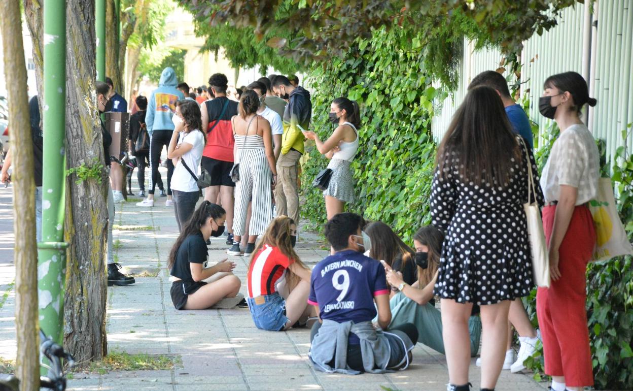 Miles de jóvenes se sometieron al cribado masivo del pasado viernes. 