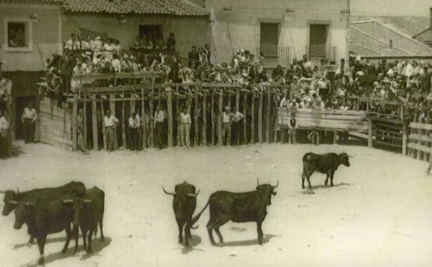 Fotografía antigua de un festejo taurino local.