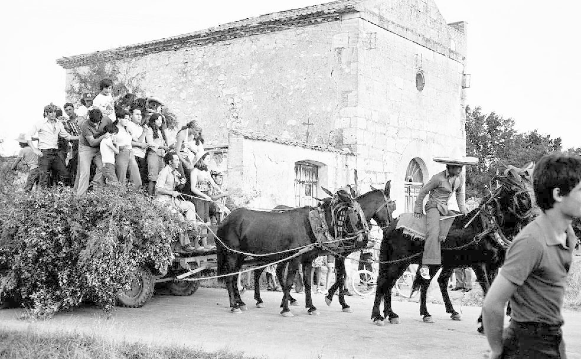 Celebración del Carro de Leña en los años setenta junto ermita de San Roque de Valbuena de Duero.