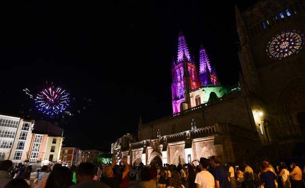 Iluminación especial de la catedral de Burgos y primera sesión de fuegos artificiales