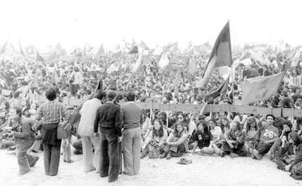 Fotografía antigua de una de la primeras celebraciones del Día de la Comunidad.