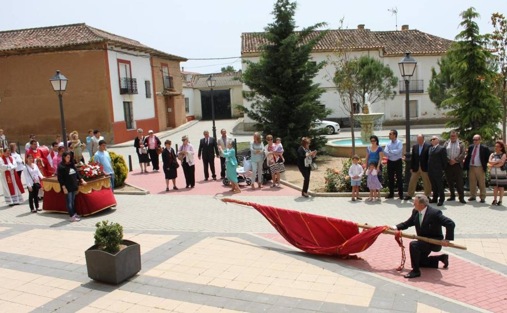 Venias con un pendón a la imagen de San Pelayo, patrón de Villamuriel de Campos, que se realizan cada 27 de junio, día de su fiesta grande.