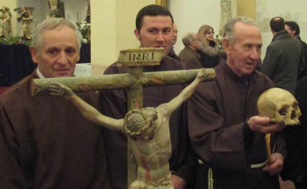 Cofrades de la Orden Tercera con el crucifijo y la calavera con el que rezan la Corona franciscana.