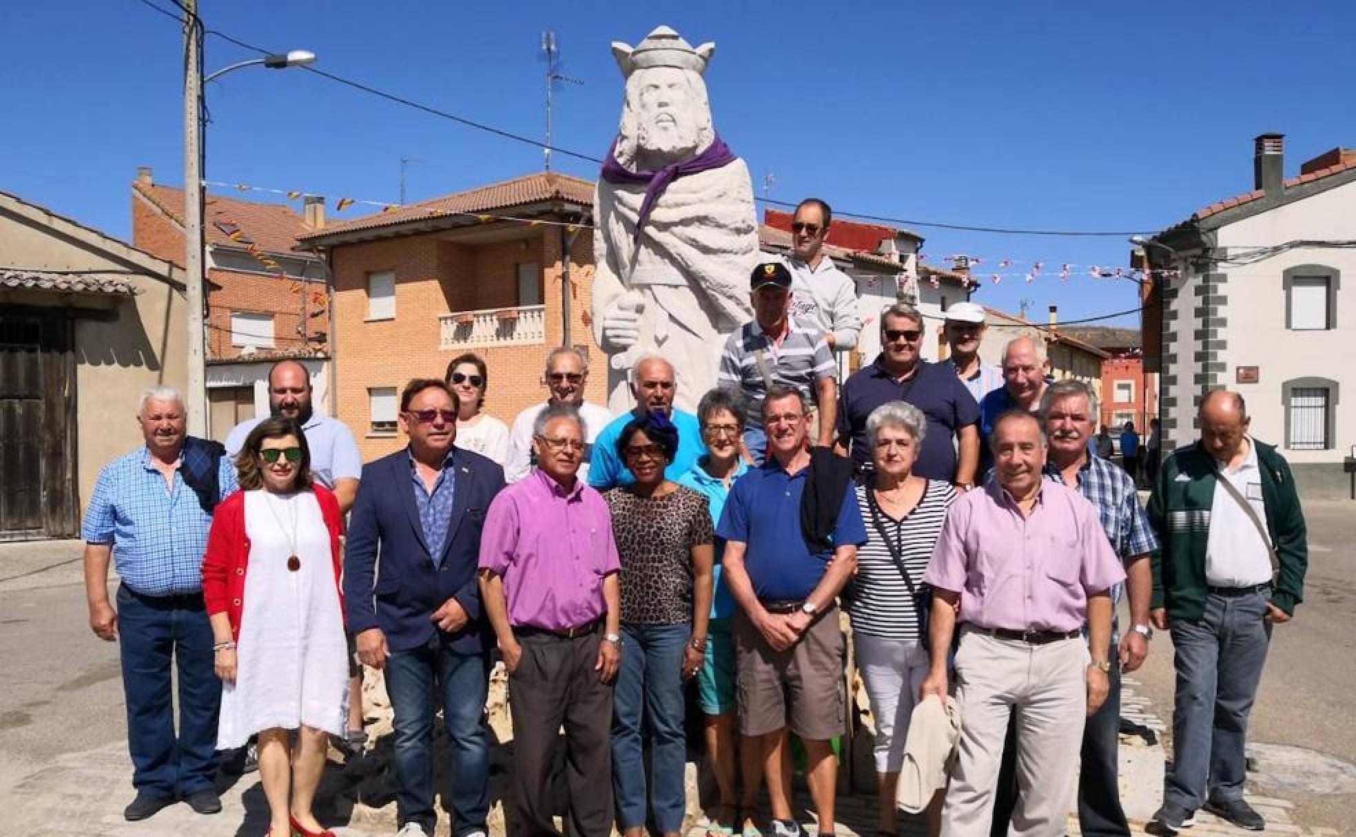 Las corporaciones municipales de Wamba y Pampliega ante la estatua del rey visigodo con motivo del hermanamiento de ambos pueblos.