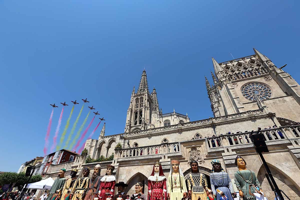 Fotos: Vuelos acrobáticos de la Patrulla Águila para felicitar a la Catedral