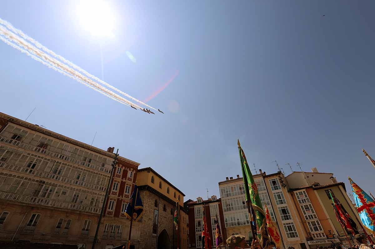 Fotos: Vuelos acrobáticos de la Patrulla Águila para felicitar a la Catedral