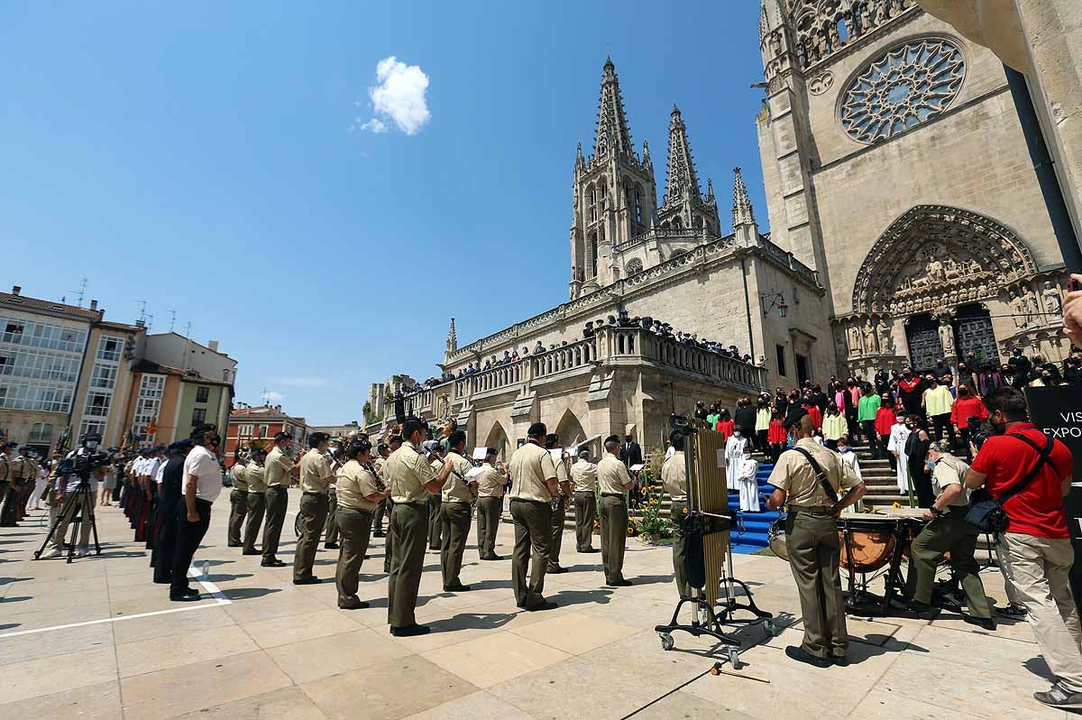 Fotos: En honor de la Catedral, danzan los Gigantillos, suena el himno