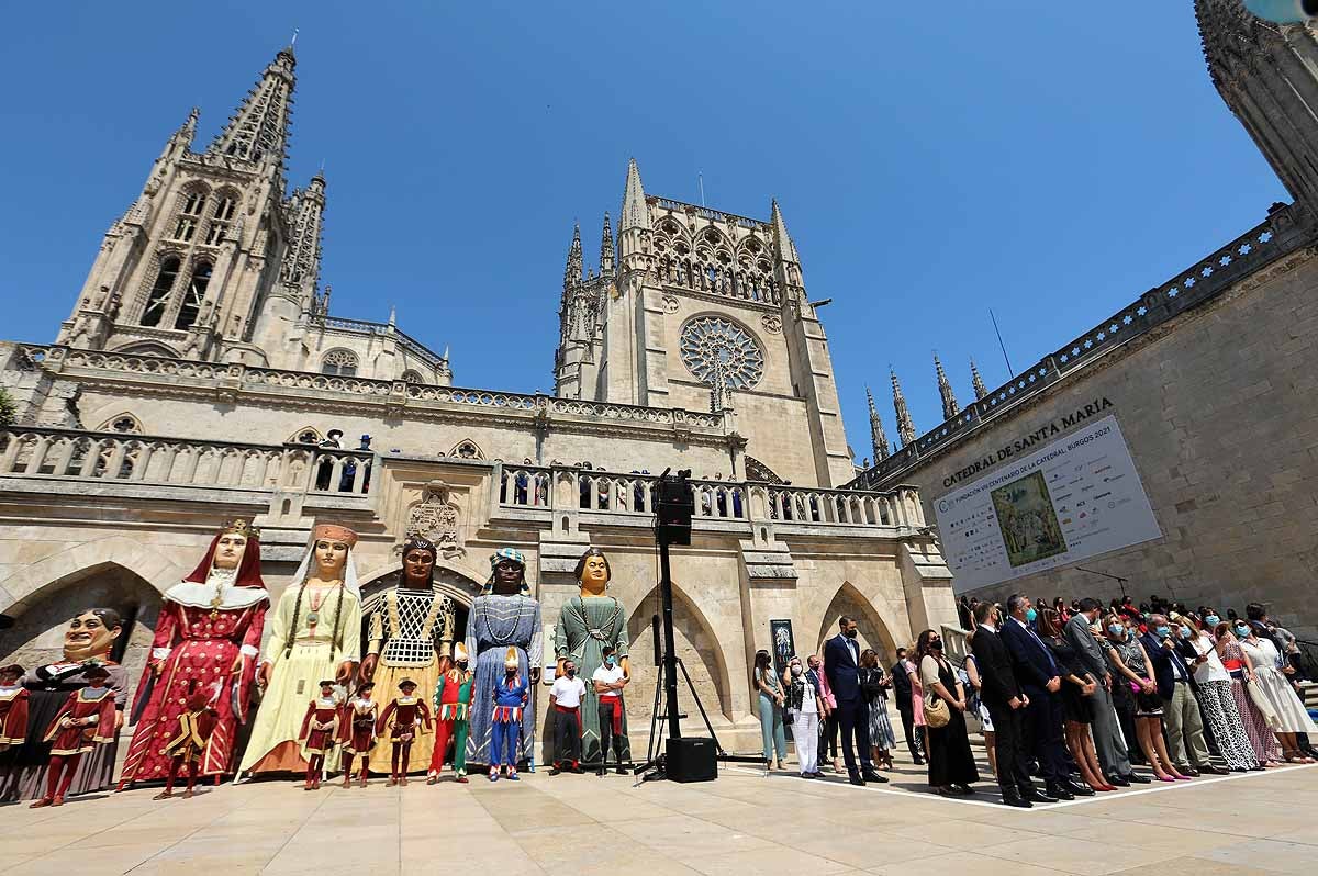 Fotos: En honor de la Catedral, danzan los Gigantillos, suena el himno