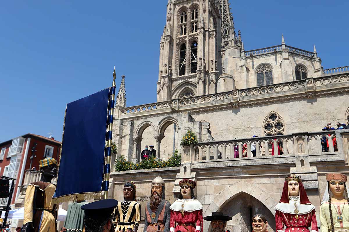 Fotos: En honor de la Catedral, danzan los Gigantillos, suena el himno