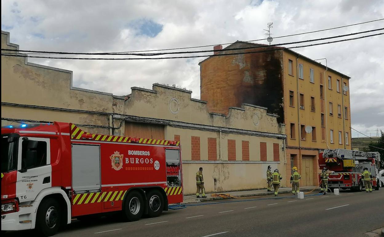 El incendio afectó a uno de los laterales del edificio colindante.