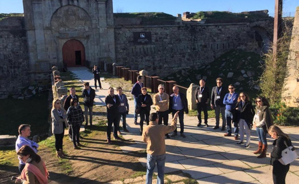 Visita a una fortaleza por parte de los asistentes a la reunión del proyecto NAPOCTEP. 