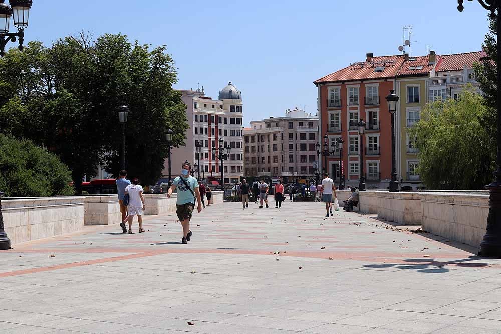 Fotos: Los burgaleses se refugian del calor en sombras y terrazas