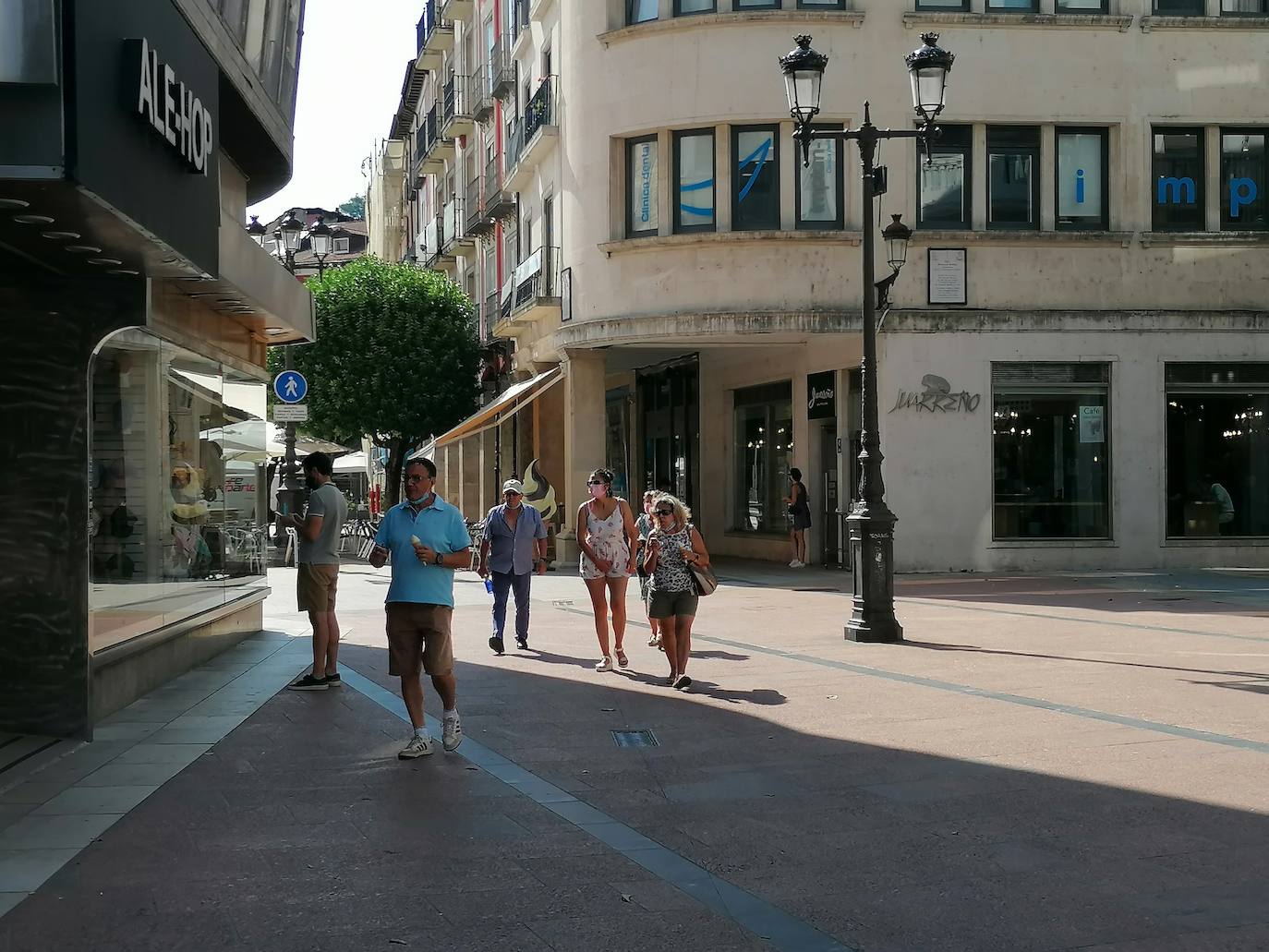 Fotos: Los burgaleses se refugian del calor en sombras y terrazas