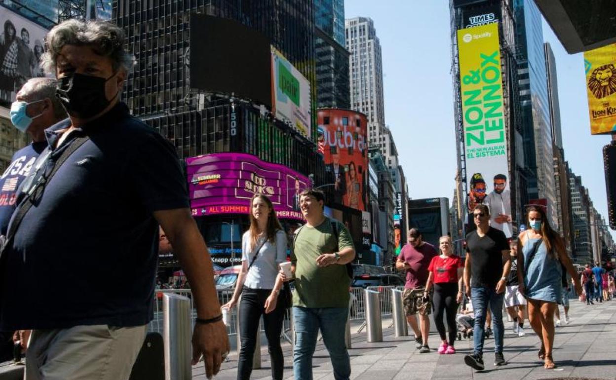 El uso de las mascarillas es ya escaso en la plaza Times Square de Nueva York. 