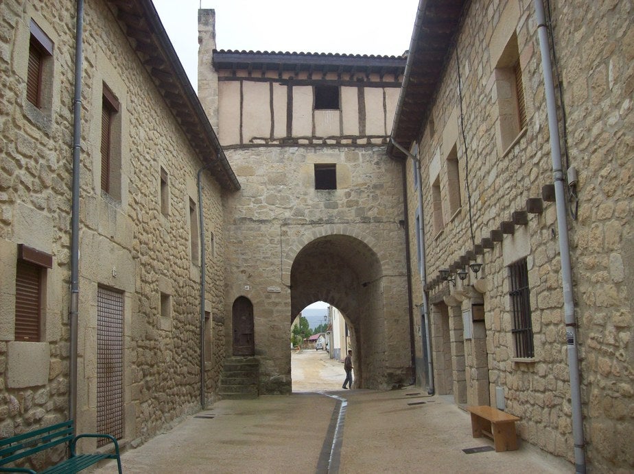 Imagen de una calle de Santa Gadea del Cid con la antigua cárcel. 